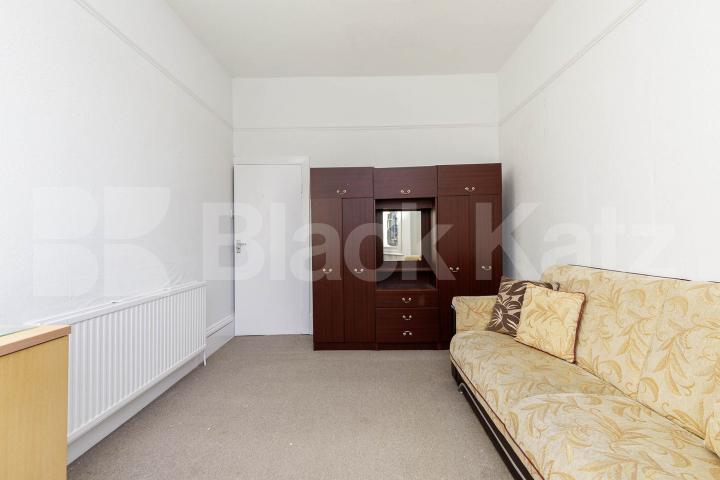 3 bedroom perfect for shares close to a Piccadilly line Sydney Road, Turnpike Lane 